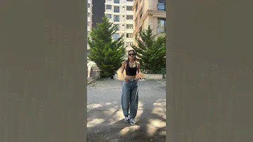 “O” baggy jean’ler Mavi’de.